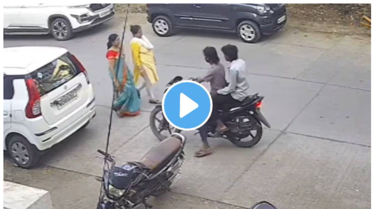 Two youths steal gold ornaments